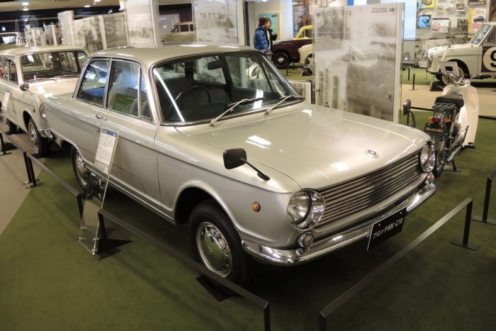 Suzuki, amit még soha nem láttál 4 Fronte 800, a kiállítás talán legszebb darabja, 1965-ből. Motorja Suzuki-mértékkel nagy volt, 785 köbcentis és már vízhűtéses. Az előre beépített 41 lóerős motorhoz négyfokozatú váltó kapcsolódott, amellyel 115 km/órás sebességet érhetett el
