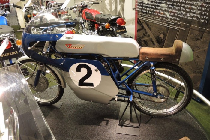 Suzuki, amit még soha nem láttál 5 RM62-es 1962-ből, amelyet E.Degner vezetett, amikor megnyerte a Man szigeti Man TT versenyt az 50köbcentis kategóriában. Ez az év különösen emlékezetes a Suzuki számára, hiszen nemcsak egyéni, de a csapatbajnoki címet is elhódították. Ez volt az első nemzetközi versenyük