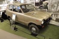 Fronte Hatch 1972-ből. Bár nevében utal a Fronte személyautóra, ez áruszállító modell és orrmotor-hátsókerék-hajtás konfigurációban készült. A személyautóban három, ebben kéthengeres motor dolgozott. Ez a modell adta az alapjait az 1979-ben bemutatott Altónak