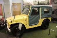 Az 1970-es Jimny LJ10, az első állandó négykerék-hajtású modell a kisautók között. Kéthengeres, léghűtéses 15 lóerős motorját a Carrytől örökölte, a váltót az autó közepére szerelték be, innen hajtotta az első és hátsó kerekeket