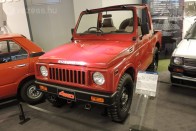 Jimny SJ30 1981-ből vagy ahogy felén jobban ismerik a Samurai. Ez modell szakított a Jimny addigi katonai jellegű kialakításán és hétköznapibb formát kapott. Elődjéhez képest az  utasteret kényelmesebbre, motorját csendesebbre alakították. Motorteljesítménye 28 lóerő volt