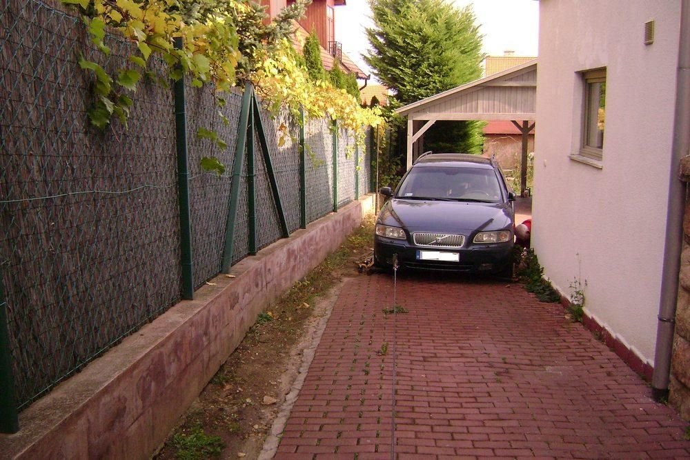 Szép feladat a beragadt automatájú Volvó kiügyeskedése a keskeny behajtón át