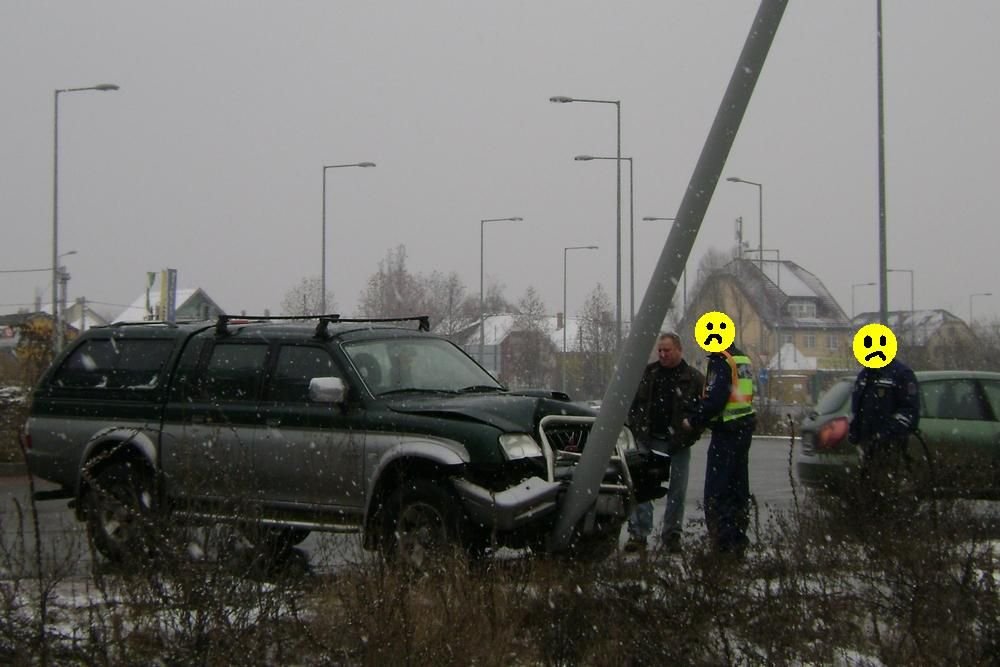 A rendőrök nem javasolhatnak autómentőt, mert korábban sok korrupt megállapodás született hatóság és szolgáltatók között. Vicces helyzet, amikor a környéket jól ismerő rendőr türelmesen várja, hogy az árokba esett autós a Tudakozótól kérdezze meg a legközelebbi autómentő cég számát, ami ott van a rendőr zsebében egy névjegyen