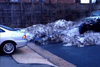 Hondával mentik ki a 4x4-es terepjárót