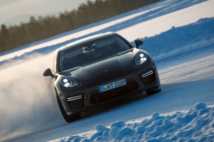 A hosszított Panamera derékszögben is simán driftel