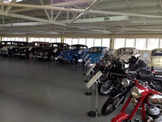 A sötétkék autó egy Moszkvics 401 kabrió, mellette pedig jobbra, első generációs Zaporozsecek. A motorok közül az első (bordó) egy 350-es „csepptankos” Jawa, mögötte pedig valószínűleg egy Izs látható. 