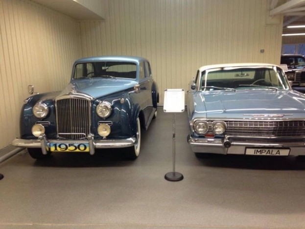 Az ukrán exelnök autóit is hátrahagyta 9