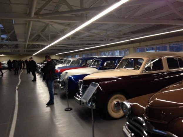 GAZ-M-20 Pobedák, a második autó ráadásul nyitható tetős változat. 