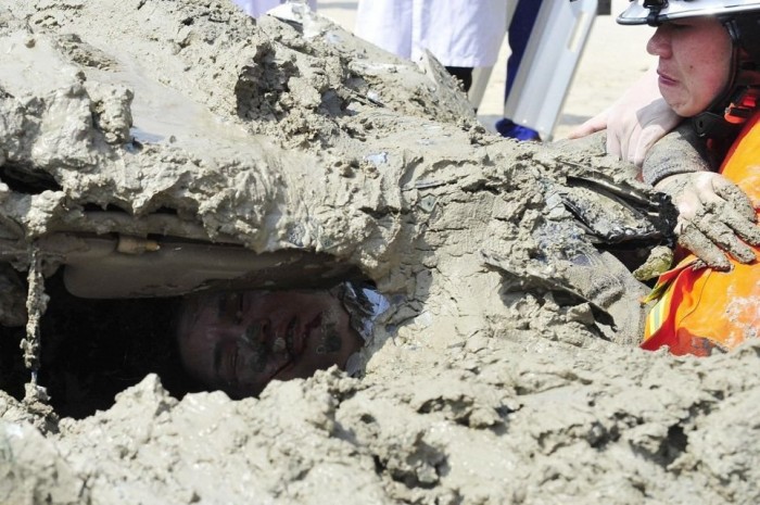 Több tonna sár alól húztak ki élve egy nőt 7