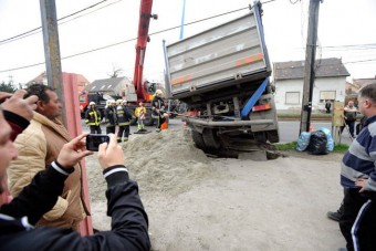 A nap képe: beszakadt az út a teherautó alatt