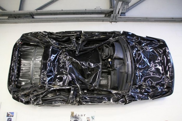 A művész úgy érezte, ki kell lapítania egy Citroënt. Sikerült neki. 