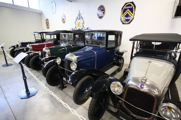 Jobbra fordulva nagyot ugrunk az időben. Az első Citroënek sorakoznak itt, kezdetben favázas, később teljesen acélból készült karosszériával 