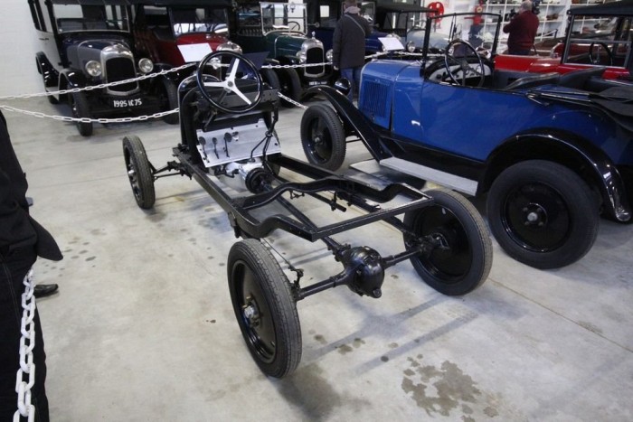 Kezdetben nem bonyolították túl az autókat. Motor, váltó, kilométeres kardántengely és hátsókerék-hajtás. A fék a hátsó kereket fékezi.