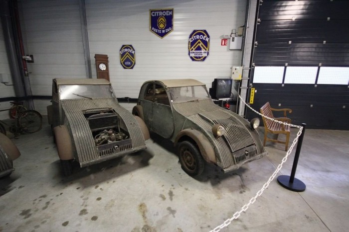 Ők befalazva töltötték a világháborút, azért néznek ki ilyen rémesen. A németek elől rejtegették őket, akik így nem tudták elcsenni a remek ötleteket és inkább megcsinálták maguknak a Bogarat