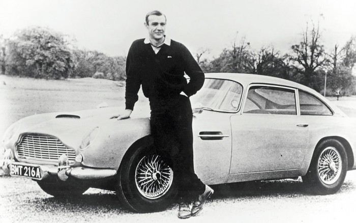 Az Aston Martin DB5 és Sir Sean Connery