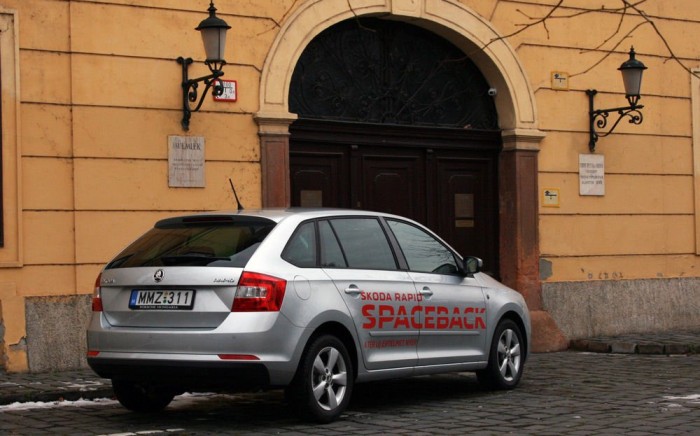 Térfar vagy űrtompor lehetne magyarul. A Spaceback a méretes hátsóra utal, ami valóban áll az új Škodára