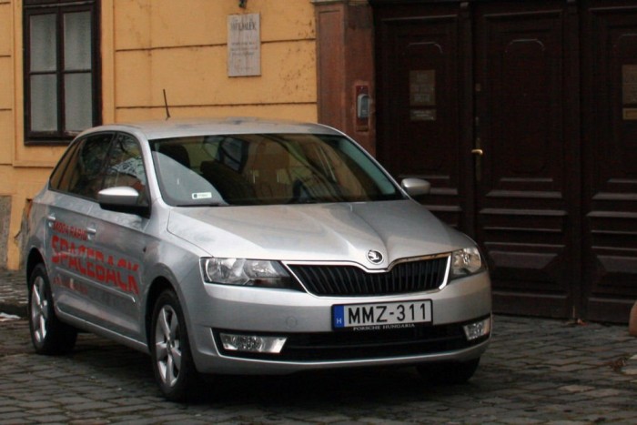 A spórolósra vett utastér alapján ki se néznénk belőle, milyen kifinomultan működik. 180 km/óra végsebessége és 11,7 s alatt gyorsul százra
