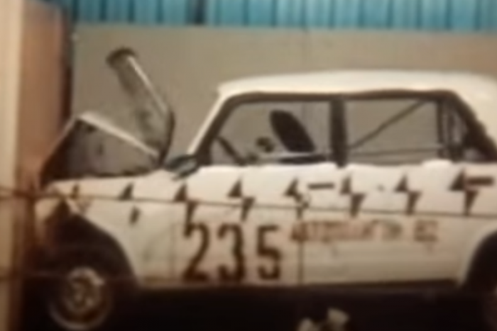 Így törik egy öreg kocka-Lada, ha falnak küldik