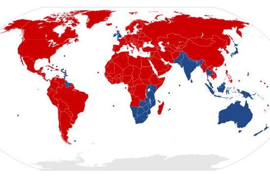 A kékkel jelölt országokban van baloldali közlekedés. Európában az Egyesült Királyság és Írország mellett a volt brit gyarmat Máltán