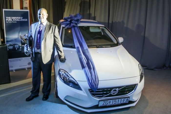 Simon Zoltán pózol a verseny fődíjával 