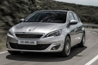 Peugeot 308 - Korlátozott karosszériaválasztékkal, de alapvető technológiai változásokkal lépett színre a vadonatúj padlólemezre épülő 308-as. A jóval könnyebb autó motorválasztékának gerince megegyezik a Citroën C4 Picasso bevezetéskori kínálatával; azt egy 82 lóerős 1.2 VTI benzinmotor egészíti ki.