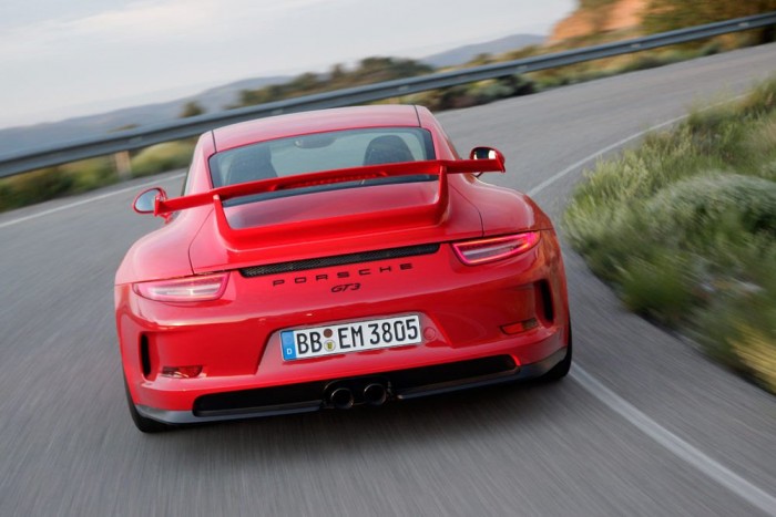 Felárért a GT3 elöl 410 mm, hátul 390 mm átmérőjű, szénszálerősítésű kerámia féktárcsákkal 
lassul. Szériában 380-as acéltárcsa jár elöl-hátul
