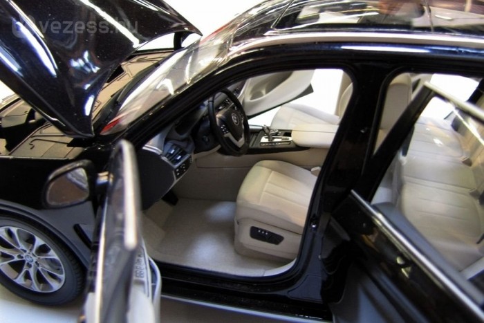 BMW X5: Csúnya baki a célegyenesben 12 | Vezess A kormányon kicsit nagy az embléma ugyan, de a plüssözés szép, az első ülések formája jó, csak a középkonzoli gombokra fordíthatnának nagyobb figyelmet a jövőben.