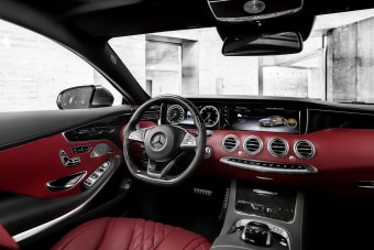 Beültünk a Mercedes luxuskupéjába