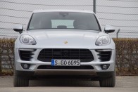 Mára a Cayenne és Panamera után nem szokatlan egy nagy mellső légbeömlős Porsche