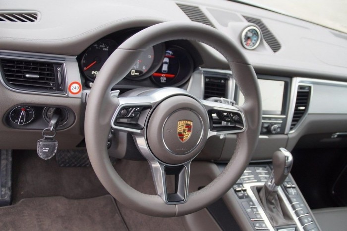 Sportos kormány, sportos üléshelyzet, sportos duplakuplungos, hétfokozatú váltó, erős motorok