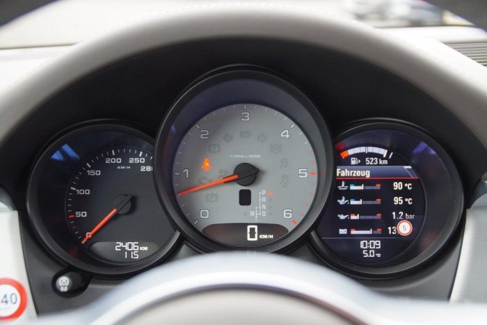 Vezettük a legújabb Porschét 9 A sebességet nem egyszerű megállapítani a szándékosan túl sportos műszerblokkon. A jobb oldali LCD-re a navi képe is kivetíthető