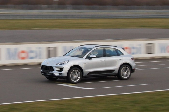 A Turbó kifejezetten kívánja a versenypályát, a többi csak amolyan átlagosan erős utcai autó