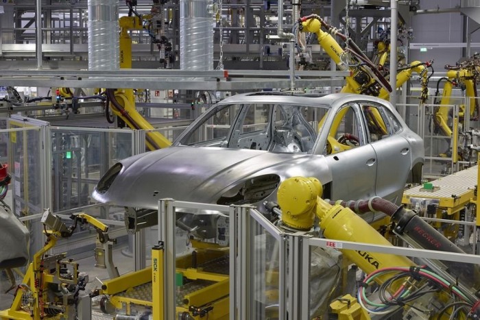Vezettük a legújabb Porschét 7 A karosszéria Lipcsében áll össze, de láttunk részeket Made in Hungary és Made in Czech Republic nyomatokkal