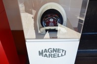 A Magneti Marelli által fejlesztett 7 colos TFT műszeregység. A Magneti Marelli egyike azon nagy múltú gyártóknak, akik az autósport élvonalának is szállítanak alkatrészeket. 32 ezer dolgozójával, 77 termékcsoportjával, 11 kutató-fejlesztő központjával a nemzetközi autóipar kiemelkedő szereplője.