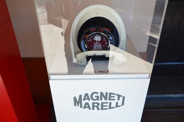 A Magneti Marelli által fejlesztett 7 colos TFT műszeregység. A Magneti Marelli egyike azon nagy múltú gyártóknak, akik az autósport élvonalának is szállítanak alkatrészeket. 32 ezer dolgozójával, 77 termékcsoportjával, 11 kutató-fejlesztő központjával a nemzetközi autóipar kiemelkedő szereplője. 