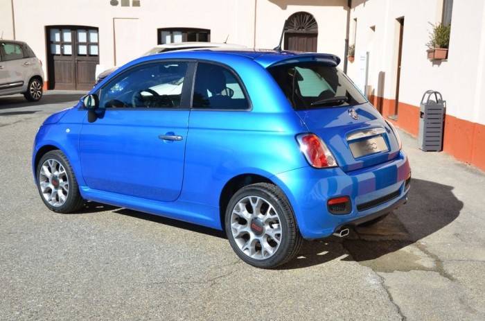 Három új könnyűfém keréktárcsa közül válogathatnak a leendő 500-as tulajok, plusz néhány karosszéria elemet csillogó krómmal lehet feldobni. 