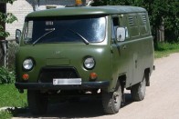 UAZ-452 - 4+1 fokozatú, tolókerekes sebességváltó, a III. és a IV. fokozat szinkronizált, egytárcsás, száraz tengelykapcsoló, kétfokozatú, mechanikus osztómű, Kapcsolható összkerékhajtás.