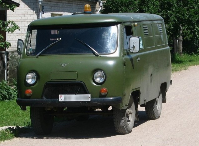 UAZ-452 - 4+1 fokozatú, tolókerekes sebességváltó, a III. és a IV. fokozat szinkronizált, egytárcsás, száraz tengelykapcsoló, kétfokozatú, mechanikus osztómű, Kapcsolható összkerékhajtás.