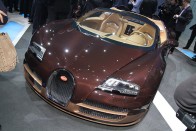 A Bugatti újabb limitált szériát mutatott be, a három példányban készülő Rembrandt Bugattit. A névadó Ettore Bugatti szobrász testvére volt