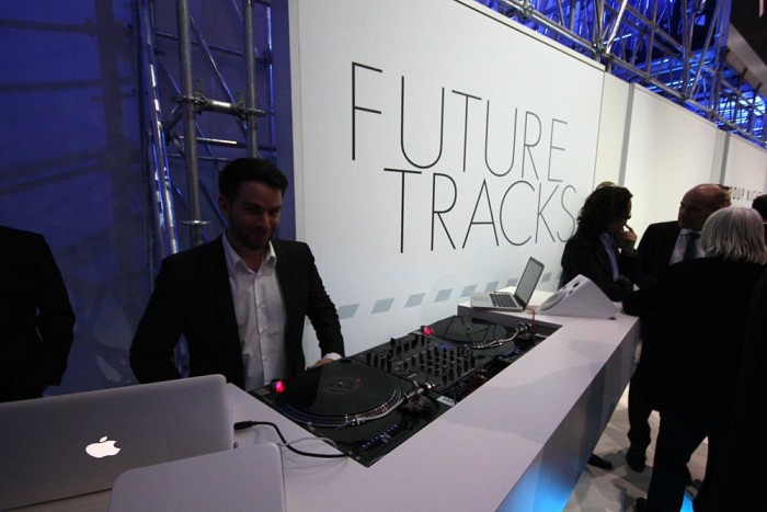 Kő kövön nem marad? 2 A jövő zenéi. A konszern a Future Tracks nevű programmal készül fel a jövőre, mert erősen átalakulnak az autóvásárlók elvárásai