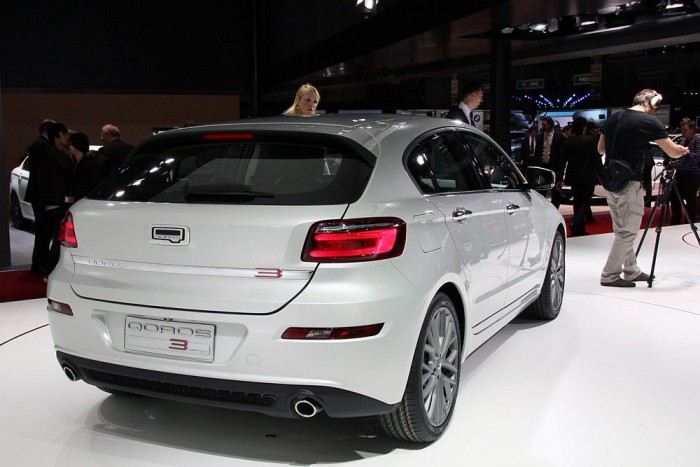 Kína komoly fegyverrel száll harcba a Golf-kategóriában 6 | Vezess Szélesebb és alacsonyabb a Golfnál