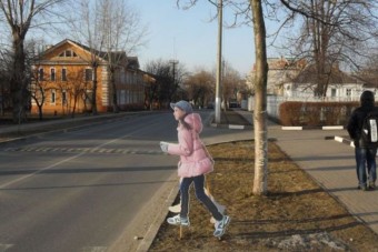 Rohangáló kislányok ijesztgetik az autósokat