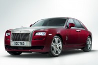 Ami a hétköznapi halandóknál szimpla ráncfelvarrás, annak a hiperluxus-kategóriában valami fennkölt nevet kell adni. Így lett a Rolls-Royce népszerű kis modellje Ghost II. Amúgy meg pont ugyanaz, mint eddig, csak még inkább.