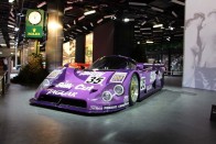 Jaguar XJR-9 - 1988 győztes konstrukciója, ami hosszú böjt után hozott újabb sikert a márkának. Ezt megelőzően 1957-ben nyert Le Mans-ban a Jaguar D-type. 

Igaz az érdem inkább a TWR (Tom Walkinshaw Racing) csapaté, ahol a versenytechnika összeállt, és a 750 lóerőt termelő V12-es motor életre kelt. 1988-ban öt XKR-9 állt rajthoz, de csak egy, a győztes autó ért célba, igaz az utolsó két körben már negyedik fokozatba ragadt váltóval.