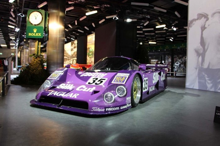 Milliárdos, eldugott gyöngyszemek Genfben 12 Jaguar XJR-9 - 1988 győztes konstrukciója, ami hosszú böjt után hozott újabb sikert a márkának. Ezt megelőzően 1957-ben nyert Le Mans-ban a Jaguar D-type.
Igaz az érdem inkább a TWR (Tom Walkinshaw Racing) csapaté, ahol a versenytechnika összeállt, és a 750 lóerőt termelő V12-es motor életre kelt. 1988-ban öt XKR-9 állt rajthoz, de csak egy, a győztes autó ért célba, igaz az utolsó két körben már negyedik fokozatba ragadt váltóval.