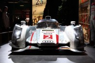 Audi R18 e-tron - Az Audinak szinte mindegy, ki, melyik márka az ellenfél, az ezredforduló óta - a 2003-as évet kivéve - uralja a Le Mans-i 24 órás versenyt. Az R18 e-tron quattro dízel hibrid technikája is segítette ezt az egyedülálló sikert. Az első tengelyen alkalmazott fékrendszer lassításkor gyűjti az energiát, amely egy nagyfordulatszámú lendkerékbe kerül.