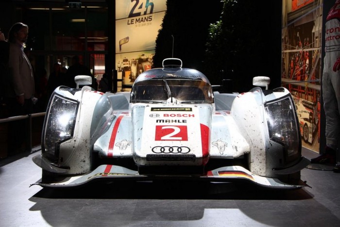 Milliárdos, eldugott gyöngyszemek Genfben 17 Audi R18 e-tron - Az Audinak szinte mindegy, ki, melyik márka az ellenfél, az ezredforduló óta - a 2003-as évet kivéve - uralja a Le Mans-i 24 órás versenyt. Az R18 e-tron quattro dízel hibrid technikája is segítette ezt az egyedülálló sikert. Az első tengelyen alkalmazott fékrendszer lassításkor gyűjti az energiát, amely egy nagyfordulatszámú lendkerékbe kerül.