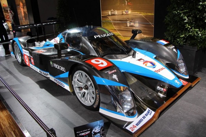 Milliárdos, eldugott gyöngyszemek Genfben 16 Peugeot 908 HDi FAP - 2009 hőse, a Peugeot, mivel sikerült egy évre megtörnie az Audi hegemóniáját. Akkorra már öt trófeát tudtak felmutatnia a németek, így nagyon várt váltást hozott el a 908 HDi FAP. Igaz csak tiszavirág életű volt a siker, mivel a következő négy évben újra az Audi ért be elsőként a célba.
A dízelkorszak sikeres konstrukcióját egy 5,5 literes duplaturbós V12-es motor hajtotta, 740 lóerőt és 1200 Nm nyomatékot termelve