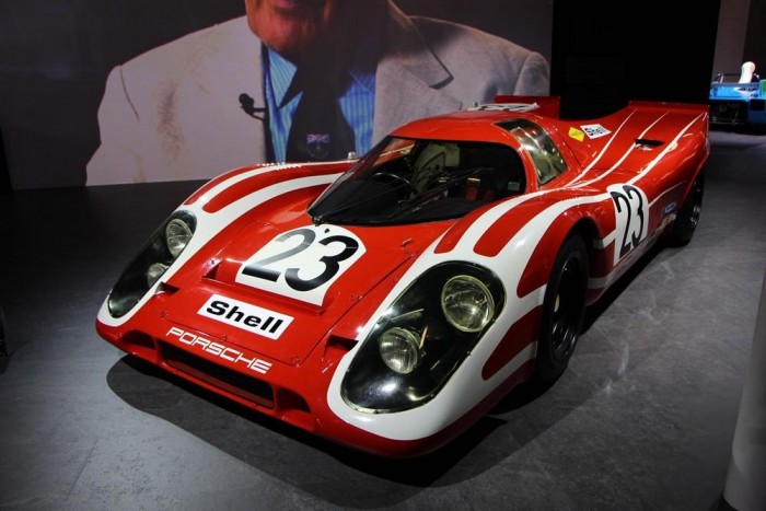Milliárdos, eldugott gyöngyszemek Genfben 7 Porsche 917K (Kurzheck – rövidfarú) - Egy igazi német bestia, a Porsche boszorkánykonyhájából. A 12 hengeres boxermotorral szerelt típus 1970-ben nyert, ereje 512 és 1084 lóerő között mozgott, beállítástól, kiviteltől függően.
Képességei ma is félelmetesnek hatnak: 2,3 másodperc alatt gyorsul szára, 5,3 másodperc után már kétszázzal robog, és ha kell, megfutotta a 390 km/h-t is.