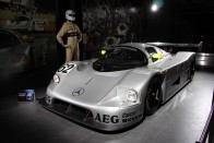 Sauber-Mercedes C9 - Peter Sabuer személyes gyűjteményéből érkezett a Genfi Autószalonra az 1989-ben győztes típus. Ebben az évben még lassítók nélkül, padlógázon zúzták végig a pilóták Le Mans legendás Mulsanne egyenesét, ami a C9 esetében 400 km/óra feletti tempót jelentett. 

Nem csoda ez az elképesztő végsebesség, hiszen a turbós V8-as Mercedes motor 710 lóereje körülbelül 900 kilogrammot mozgatott, mindezt annyira megbízhatóan, hogy a csapat kettős győzelemmel iratkozott fel a nagy nevű verseny történelemkönyvébe